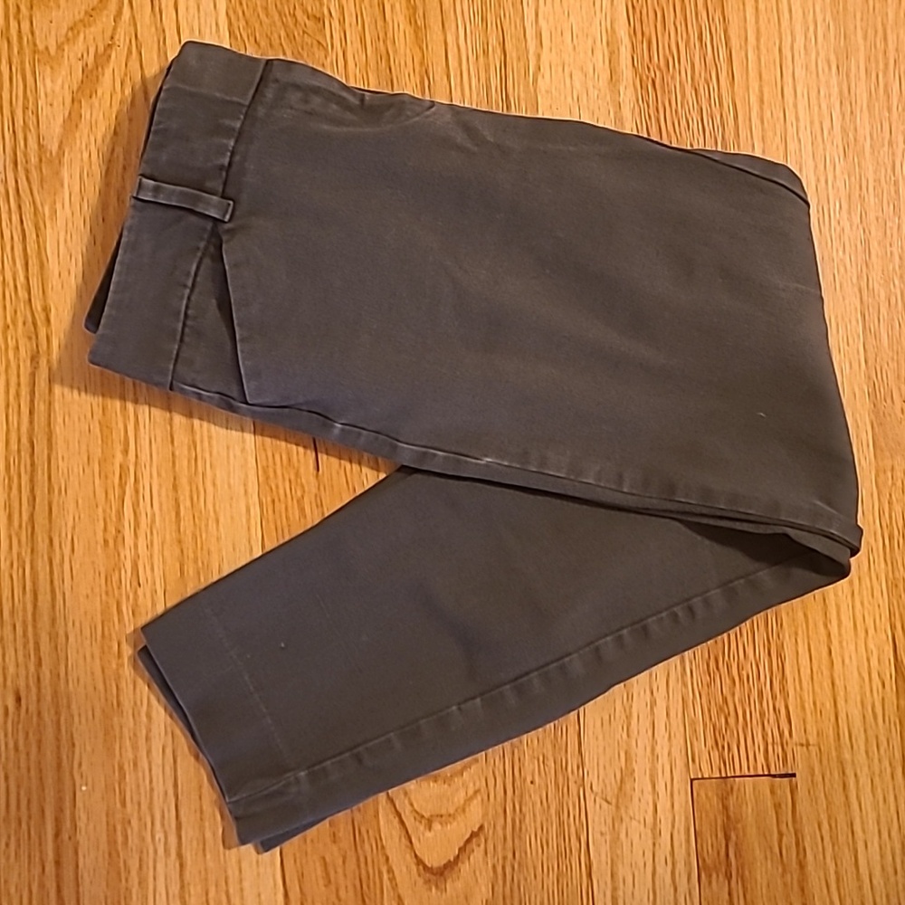 New York & Company Olive Cropped Pants, Size 4